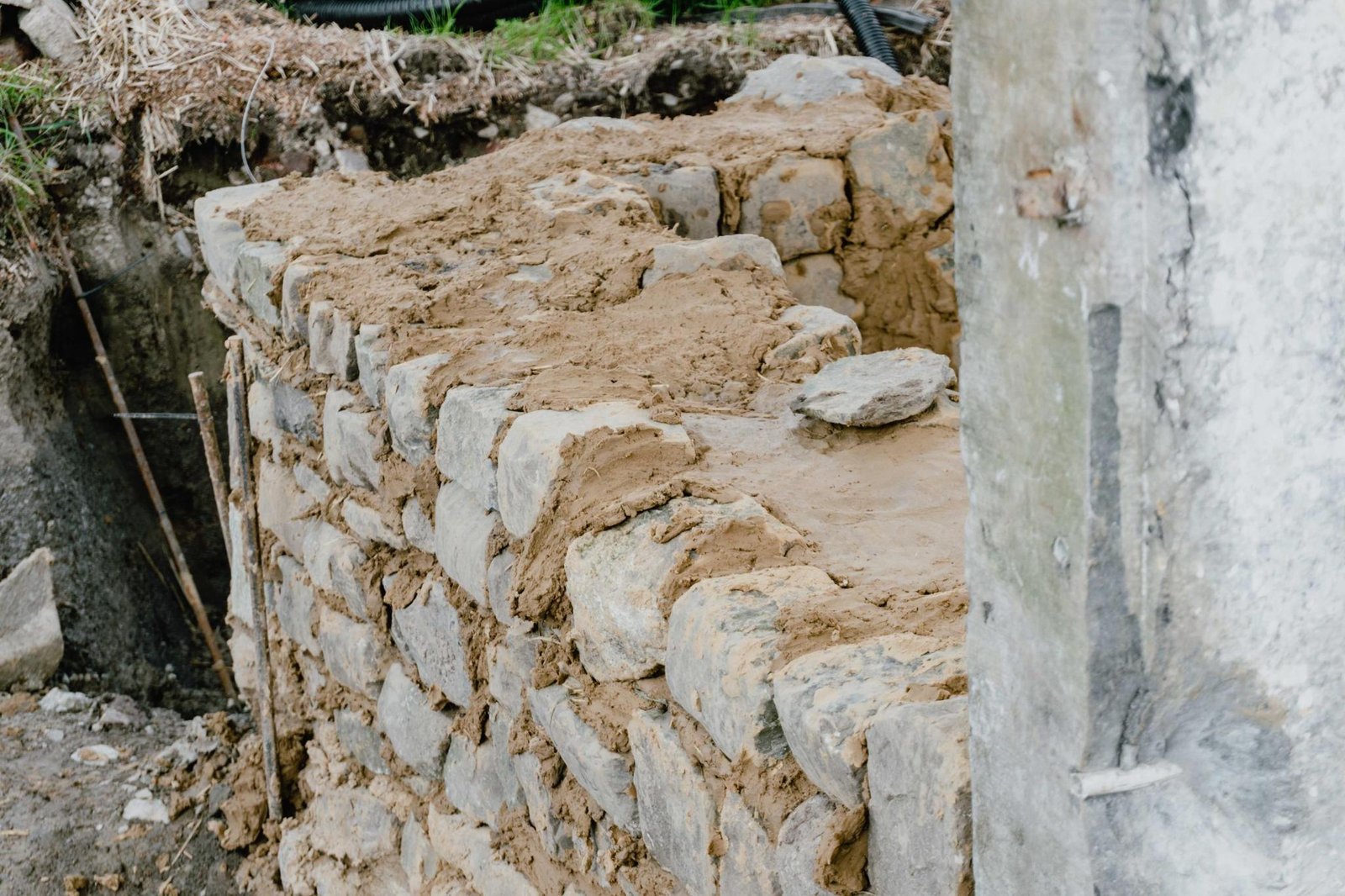 Mur en moellons lié à l'argile — rénovation en Wallonie