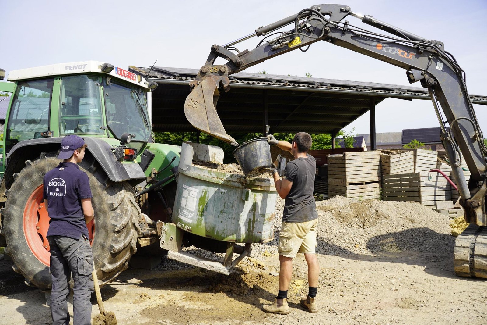 Ouvriers au malaxeur — la dimension humaine du chantier en terre crue