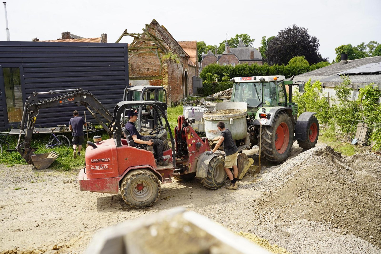 Chantier en terre crue en Wallonie — malaxage et préparation de la matière
